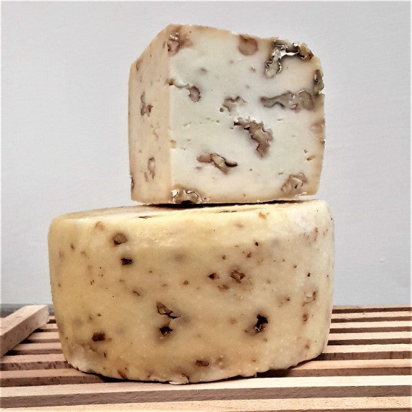 caciotta-di-bufala-alle-noci-fresca